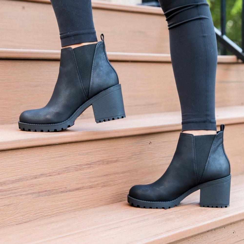 Dirty Laundry Platform Black Chelsea Boots Size 7